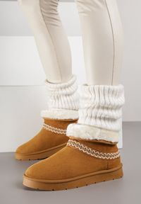 Born2be - Brązowe Wsuwane Śniegowce z Imitacji Zamszu Zdobione Haftem i Futerkiem Zetesse. Okazja: na co dzień. Zapięcie: bez zapięcia. Kolor: brązowy. Materiał: zamsz, futro. Wzór: haft, aplikacja. Sezon: zima. Styl: casual, elegancki #3