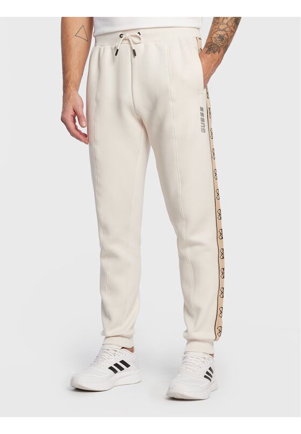 Guess Spodnie dresowe Mickey Z2YB09 KB3P2 Écru Regular Fit. Materiał: syntetyk, bawełna