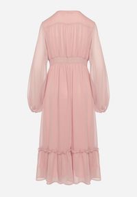 Born2be - Różowa Sukienka Koktajlowa z Bufiastymi Rękawami Falbankami i Ozdobnymi Guzikami Binxa. Typ kołnierza: kołnierz z falbankami. Kolor: różowy. Styl: wizytowy #6