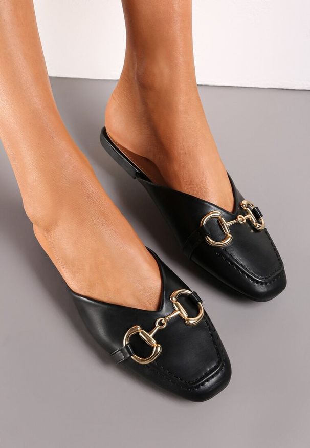 Born2be - Czarne Klapki Mule na Płaskiej Podeszwie z Łańcuchem Evandia. Kolor: czarny. Materiał: jeans. Obcas: na płaskiej podeszwie. Styl: elegancki