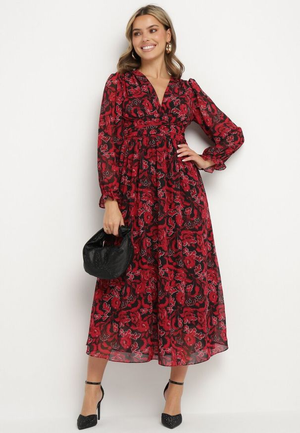 Born2be - Bordowa Maxi Sukienka z Kopertowym Dekoltem w Modny Print Ceconna. Kolor: czerwony. Wzór: nadruk. Typ sukienki: kopertowe. Długość: maxi