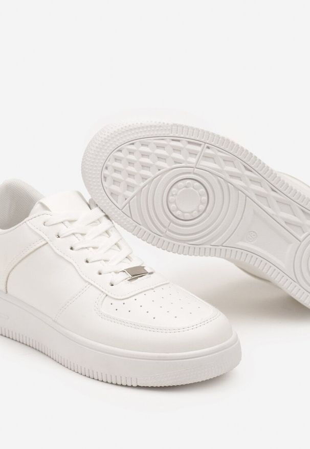 Born2be - Białe Sneakersy z Perforacją na Nosku Elletia. Okazja: na spotkanie biznesowe, na co dzień. Zapięcie: sznurówki. Kolor: biały. Materiał: jeans, bawełna, materiał