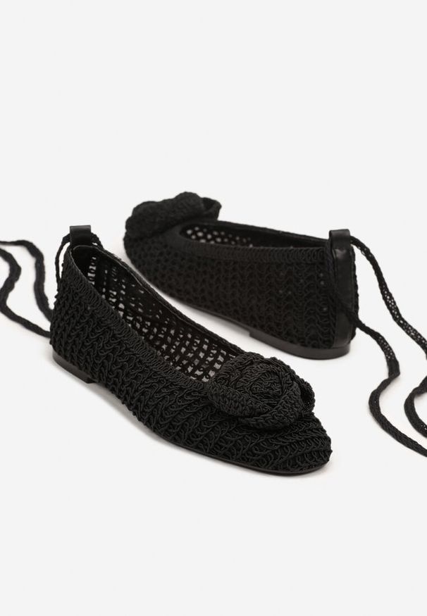 Renee - Czarne Balerinki Vices z Plecionki Zdobione Wiązaniem i Aplikacją Erezelia. Okazja: na co dzień. Kolor: czarny. Wzór: aplikacja. Sezon: lato. Styl: elegancki, casual