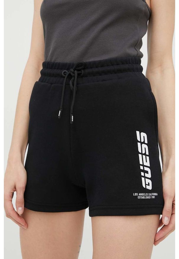 Guess szorty damskie kolor czarny z nadrukiem high waist. Stan: podwyższony. Kolor: czarny. Wzór: nadruk