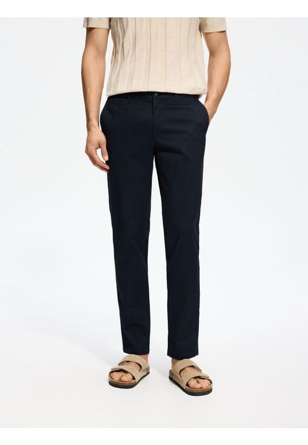 Reserved - Spodnie chino slim fit - granatowy. Kolor: niebieski. Materiał: bawełna, tkanina