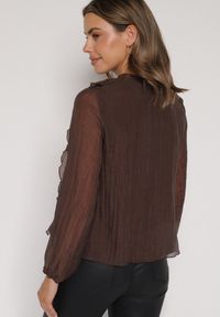 Born2be - Brązowa Bluzka Koszulowa z Dekoltem w Serek Zdobiona Falbankami Nailiphis. Okazja: na co dzień, do pracy, na spotkanie biznesowe. Typ kołnierza: dekolt w serek, kołnierz z falbankami. Kolor: brązowy. Materiał: jeans. Wzór: aplikacja. Styl: biznesowy, klasyczny, casual, elegancki #7