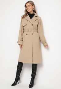 Born2be - Ciemnobeżowy Płaszcz Dwurzędowy Trencz Ozdobiony Paskiem i Pagonami Malwissa. Okazja: na co dzień. Kolor: beżowy. Materiał: jeans. Wzór: aplikacja. Sezon: wiosna, jesień. Styl: casual, elegancki #1