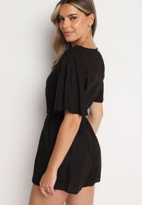 Born2be - Czarny Bawełniany Kombinezon z Kopertowym Dekoltem i Materiałowym Paskiem w Talii Viklie. Kolor: czarny. Materiał: bawełna, materiał. Długość rękawa: krótki rękaw. Długość: krótkie. Styl: elegancki #2