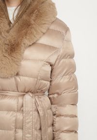 Born2be - Beżowa Pikowana Kurtka z Paskiem i Futrzanym Kołnierzem Gunnitte. Typ kołnierza: bez kaptura. Kolor: beżowy. Materiał: futro. Styl: elegancki #3