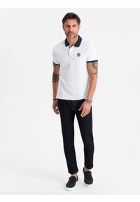 Ombre Clothing - Męska koszulka polo z kolorowymi akcentami – biała V2 OM-POSS-0105 - XXL. Typ kołnierza: polo. Kolor: biały. Materiał: dzianina, bawełna. Wzór: kolorowy. Styl: sportowy, elegancki, klasyczny