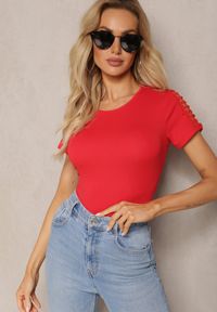 Renee - Czerwony T-shirt z Bawełny Ozdobiony Ażurową Koronką Sarille. Okazja: na plażę. Kolor: czerwony. Materiał: bawełna, koronka. Wzór: koronka, aplikacja, ażurowy. Sezon: lato