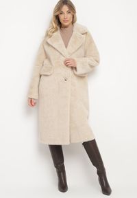 Born2be - Beżowy Futrzany Płaszcz Jednorzędowy z Kieszeniami Zapinany na Guziki Parilda. Okazja: na co dzień. Kolor: beżowy. Materiał: futro. Sezon: zima. Styl: casual, elegancki #1