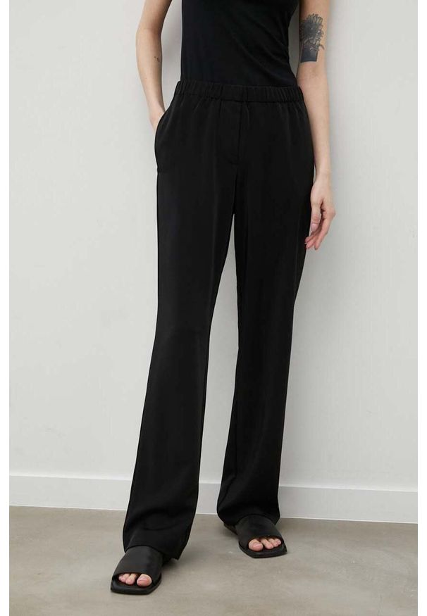 Samsoe & Samsoe - Samsoe Samsoe spodnie damskie kolor czarny proste high waist. Okazja: na co dzień. Stan: podwyższony. Kolor: czarny. Materiał: poliester, dzianina. Styl: casual