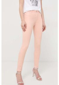 Guess jeansy damskie medium waist. Kolor: różowy. Materiał: jeans