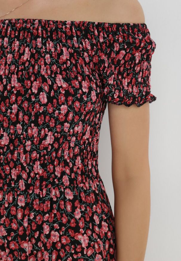 Born2be - Czerwono-Czarna Sukienka z Wiskozy Cheri. Typ kołnierza: dekolt hiszpanka. Kolor: czerwony. Materiał: wiskoza. Wzór: kwiaty. Sezon: lato. Typ sukienki: rozkloszowane. Długość: maxi