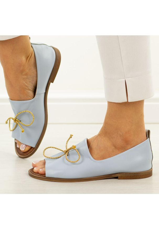 DEONI - Niebieskie skórzane Polskie sandały damskie z zakrytą piętą Deoni D488. Zapięcie: bez zapięcia. Kolor: niebieski. Materiał: skóra. Sezon: wiosna, lato. Styl: klasyczny