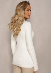 Renee - Jasnobeżowy Prążkowany Sweter z Wełną i Dłuższym Włosiem Izarina. Kolor: beżowy. Materiał: wełna, prążkowany. Długość: długie #4