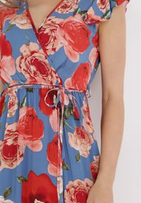 Born2be - Niebieska Sukienka Lalaera. Typ kołnierza: kołnierz z falbankami. Kolor: niebieski. Materiał: tkanina, materiał. Długość rękawa: krótki rękaw. Wzór: kolorowy, kwiaty. Sezon: lato. Typ sukienki: kopertowe. Długość: maxi #3