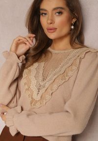 Renee - Beżowy Sweter z Falbankami i Ażurową Koronką Vegu. Typ kołnierza: kołnierz z falbankami. Kolor: beżowy. Materiał: koronka. Długość rękawa: długi rękaw. Długość: długie. Wzór: koronka, ażurowy. Styl: klasyczny