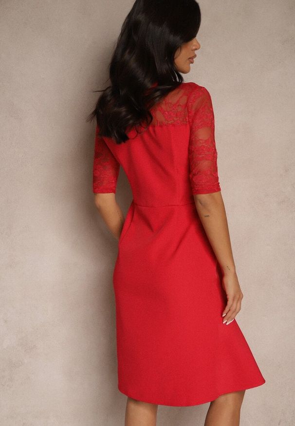 Renee - Czerwona Dopasowana Sukienka Vices o Asymetrycznym Fasonie Zdobiona Koronką Natileira. Typ kołnierza: dekolt kwadratowy. Kolor: czerwony. Materiał: koronka. Wzór: aplikacja, koronka. Typ sukienki: asymetryczne. Styl: elegancki, klasyczny