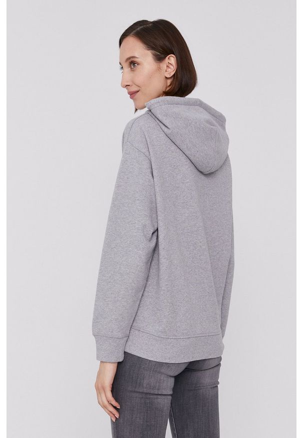 Levi's® - Levi's Bluza damska kolor szary z kapturem z nadrukiem. Okazja: na spotkanie biznesowe. Typ kołnierza: kaptur. Kolor: szary. Materiał: dzianina. Długość rękawa: długi rękaw. Długość: długie. Wzór: nadruk. Styl: biznesowy