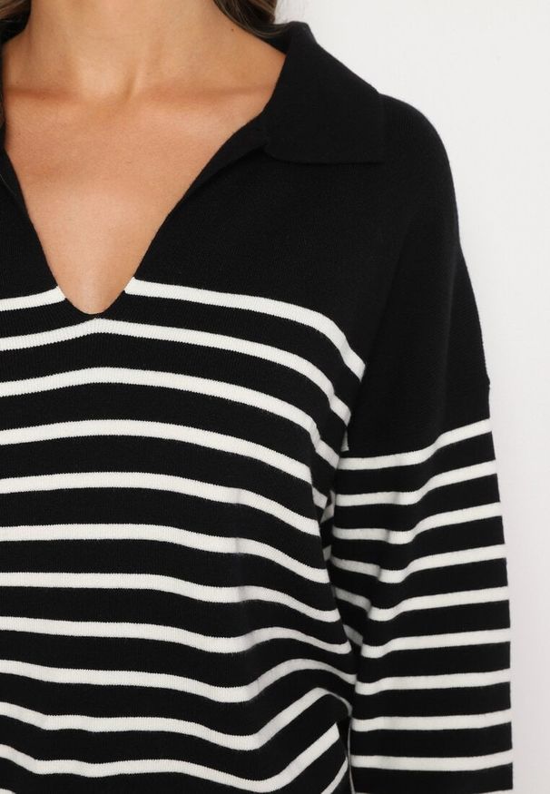 Born2be - Czarny Sweter w Paski z Wycięciem Kołnierzykiem Irilanesi. Okazja: na randkę, na co dzień. Typ kołnierza: dekolt w serek. Kolor: czarny. Materiał: jeans. Wzór: paski. Styl: klasyczny, casual, elegancki