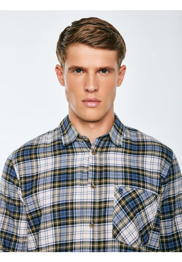 Big-Star - Koszula męska flanelowa w kratę niebiesko-beżowa Koner 401. Typ kołnierza: kołnierzyk klasyczny. Kolor: niebieski. Materiał: jeans, tkanina. Wzór: haft, aplikacja, kratka. Styl: klasyczny