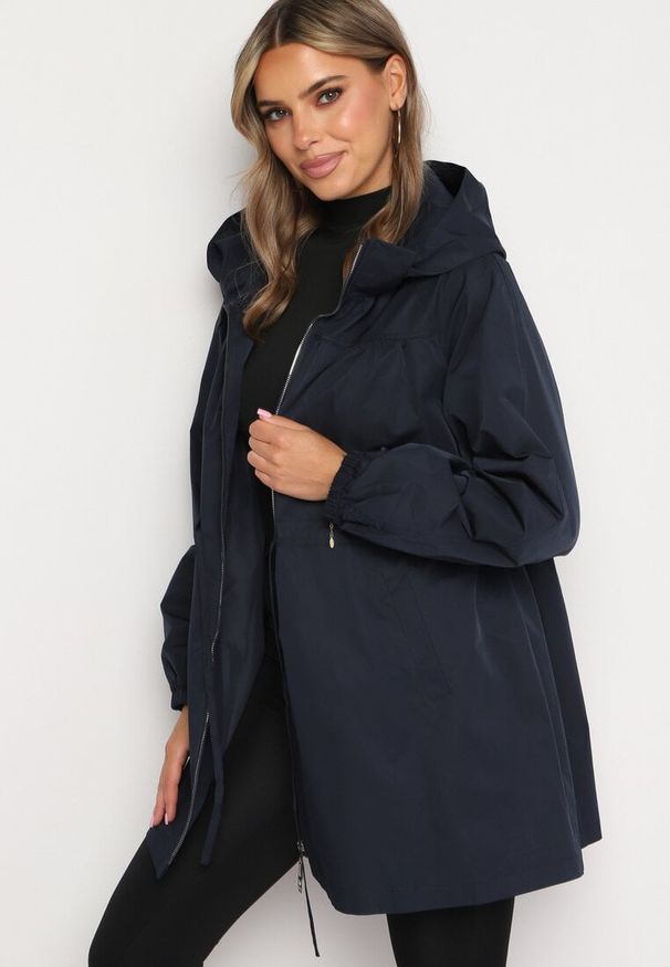 Born2be - Granatowa Kurtka Parka Ściągana w Pasie Troczkami Nevishia. Kolor: niebieski. Materiał: jeans. Styl: elegancki