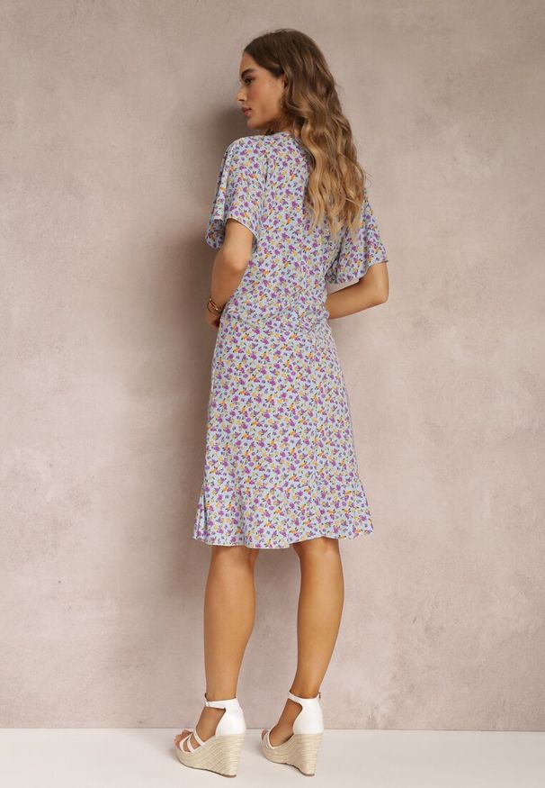 Renee - Niebieska Sukienka Midi o Pudełkowym Kroju w Kwiaty Kimbr. Kolor: niebieski. Wzór: kwiaty. Długość: midi