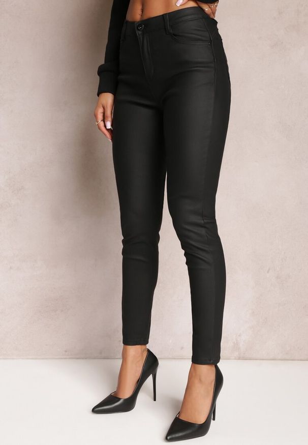 Renee - Czarne Spodnie Skinny z Ekoskóry Operwena. Kolor: czarny. Materiał: satyna. Sezon: zima, jesień, wiosna. Styl: sportowy, elegancki