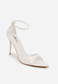 Renee - Białe Sandały ze Sprzączką wokół Kostki i Noskiem w Szpic z Lakierowanej Imitacji Skóry Santel. Okazja: na co dzień. Zapięcie: sprzączka. Kolor: biały. Materiał: skóra, lakier. Sezon: lato. Styl: casual, klasyczny, elegancki #7