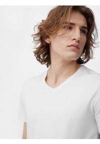 4f - T-shirt regular gładki męski. Typ kołnierza: dekolt w serek. Kolor: biały. Materiał: bawełna. Wzór: gładki #2