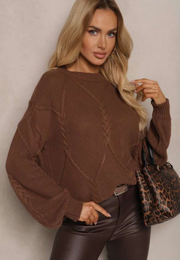 Renee - Brązowy Sweter z Ozdobnym Tłoczeniem i Ściągaczami Temariel. Okazja: na spotkanie biznesowe, do pracy. Kolor: brązowy. Materiał: jeans. Długość rękawa: długi rękaw. Długość: długie. Wzór: geometria. Styl: biznesowy, elegancki