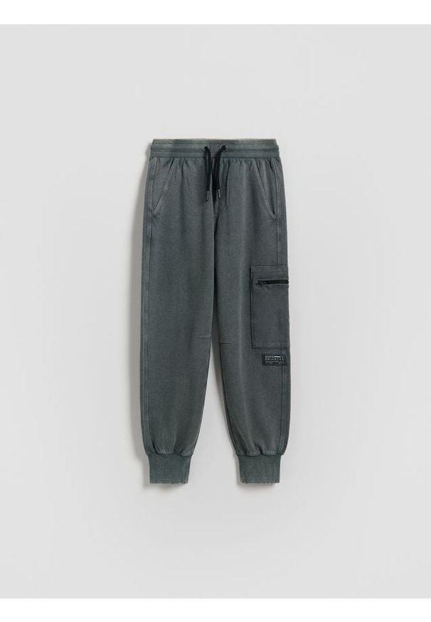 Reserved - Spodnie z efektem sprania - jasny zielony. Kolor: zielony. Materiał: bawełna, dresówka, dzianina