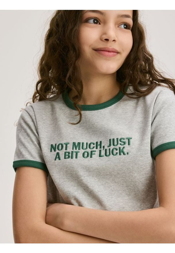 Reserved - T-shirt z haftowanym napisem - jasnoszary. Kolor: szary. Materiał: bawełna. Wzór: napisy, haft