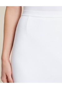 Luisa Spagnoli - LUISA SPAGNOLI - Biała spódnica ołówkowa Campanile. Kolor: biały. Materiał: tkanina, wiskoza. Wzór: gładki. Styl: klasyczny #4
