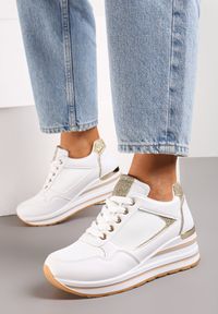 Renee - Białe Sneakersy na Niskiej Platformie ze Wstawkami Brokatowymi Gwenoa. Kolor: biały. Obcas: na platformie #3