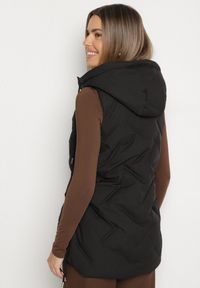 Born2be - Czarna Casualowa Kamizelka z Kapturem i Pikowanymi Przeszyciami Caletta. Okazja: na co dzień. Typ kołnierza: kaptur. Kolor: czarny. Materiał: jeans. Styl: casual #7