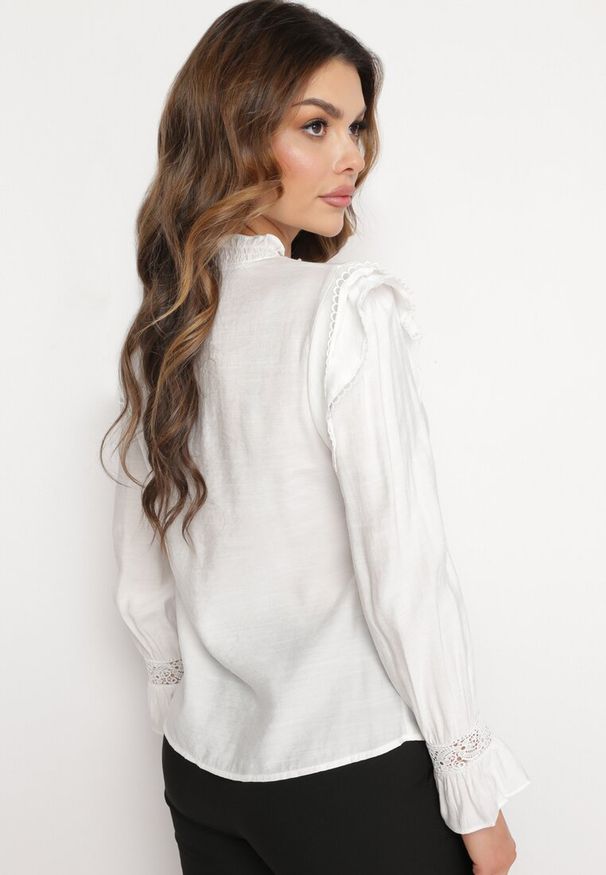 Born2be - Biała Koszula z Ozdobnymi Rękawami i Marszczeniem przy Dekolcie Nia. Kolor: biały. Materiał: koronka. Długość rękawa: długi rękaw. Długość: długie. Wzór: koronka, aplikacja. Styl: elegancki