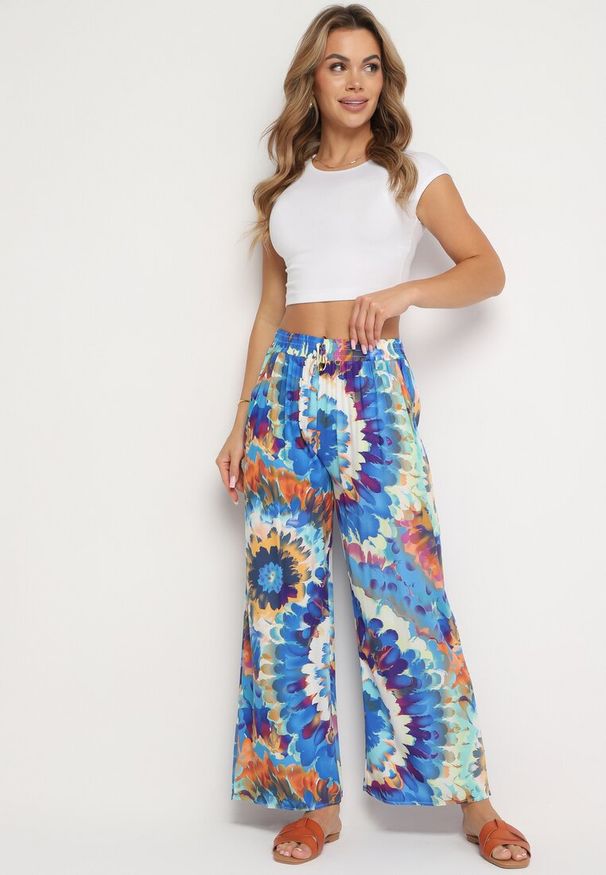 Born2be - Niebieskie Szerokie Spodnie z Wiskozą i Wysokim Stanem ze Wzorem Tie-Dye i Gumką w Pasie Halflea. Stan: podwyższony. Kolor: niebieski. Materiał: wiskoza. Styl: klasyczny