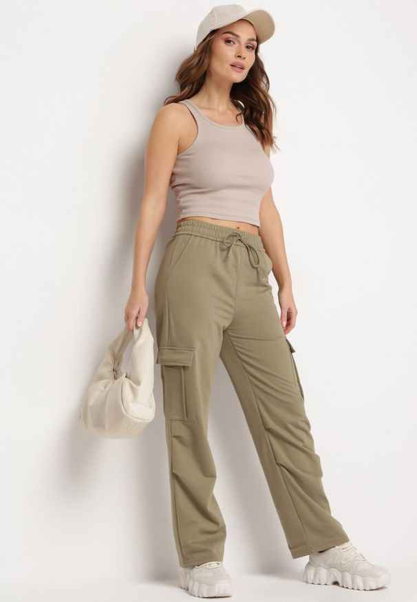 Born2be - Ciemnozielone Bawełniane Spodnie z Gumką w Pasie i Naszytymi Kieszeniami Selpa. Kolor: zielony. Materiał: bawełna. Wzór: aplikacja