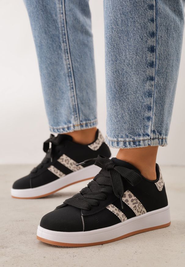 Born2be - Czarno-Panterkowe Sneakersy z Ozdobnymi Naszywkami z Boku Galdexis. Okazja: na co dzień, do pracy, na spacer. Zapięcie: pasek. Kolor: czarny. Materiał: jeans. Wzór: aplikacja. Sport: turystyka piesza