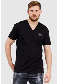 Dolce and Gabbana - DOLCE & GABBANA Czarny t-shirt męski w serek z aplikacją z logo. Typ kołnierza: dekolt w serek. Kolor: czarny. Materiał: prążkowany. Wzór: aplikacja #1