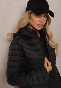 Renee - Czarna Kurtka o Wydłużonym Kroju Pikowana z Odpinanym Kapturem Sintinea. Okazja: na co dzień. Kolor: czarny. Materiał: jeans. Styl: elegancki, casual #4