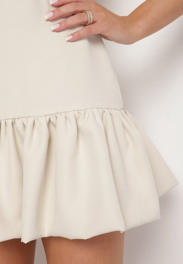 Born2be - Beżowy Taliowany Kombinezon z Falbanką Novenira. Kolor: beżowy. Styl: elegancki, klasyczny