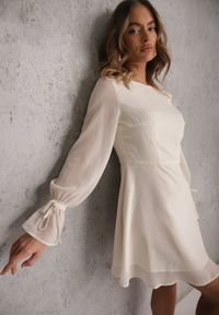 Renee - Beżowa Sukienka Vices Ozdobiona Transparentnymi Rękawami i Kropkami Celziva. Okazja: na co dzień. Kolor: beżowy. Materiał: koronka. Wzór: kropki, aplikacja. Styl: casual, elegancki #5