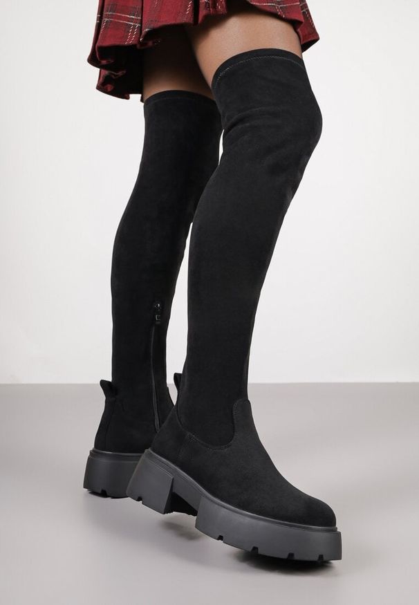 Born2be - Czarne Kozaki na Grubej Podeszwie z Wysoką Dopasowaną Cholewką Sillie. Okazja: na co dzień. Kolor: czarny. Materiał: jeans, futro. Szerokość cholewki: normalna. Styl: casual, elegancki