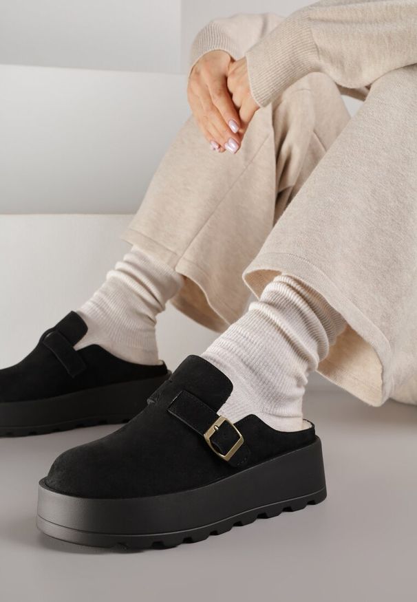 Renee - Czarne Śniegowce na Grubej Podeszwie z Niską Cholewką i Ozdobną Klamerką Vetibela. Wysokość cholewki: przed kostkę. Kolor: czarny. Materiał: jeans. Szerokość cholewki: normalna. Sezon: zima. Styl: boho