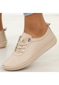 Beżowe skórzane półbuty damskie T.Sokolski 2023. Okazja: na co dzień. Nosek buta: okrągły. Kolor: beżowy. Materiał: skóra. Szerokość cholewki: normalna. Sezon: jesień, wiosna. Styl: klasyczny, casual #1