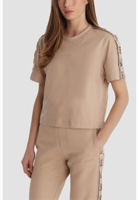 Guess - GUESS Ciemnobeżowy bawełniany t-shirt damski z lampasami Britney, Rozmiar XL. Okazja: na co dzień. Kolor: beżowy. Materiał: bawełna. Styl: elegancki, casual, sportowy #1